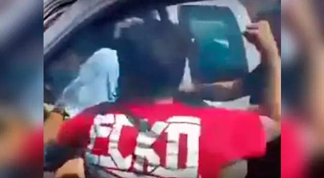 La gente se indignó al ver a la mujer maltratada. 