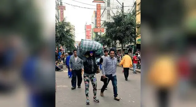 Ampayan a modelo cargando enorme saco.