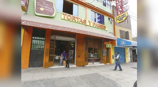 Uno de los delincuentes llevaba una pistola en la mano.  