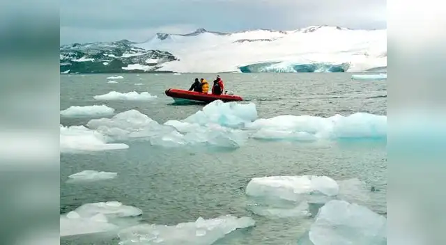 El deshielo aumenta los niveles de agua del mar.