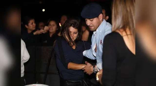 Actriz bailó animadamente una salsa con un joven amigo.
