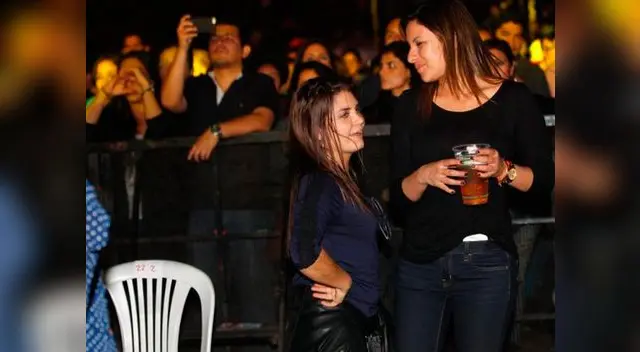 Actriz bailó animadamente una salsa con un joven amigo.