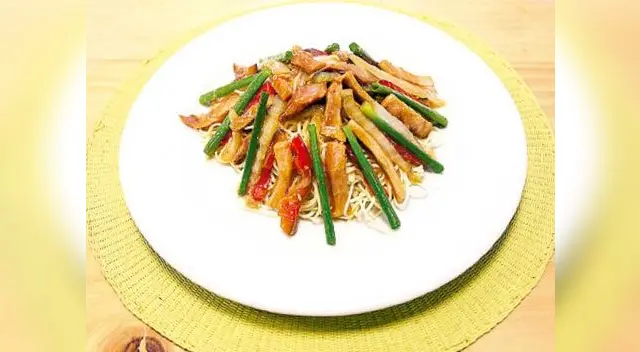 Tallarín saltado con chancho. Tallarín saltado con chancho.