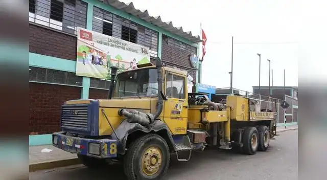 Casi tres horas estuvo atrapado el cuerpo del vigilante bajo el portón metálico.