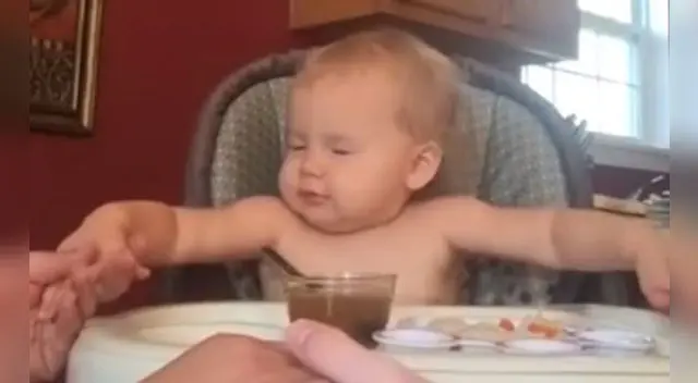 Al parecer 'bendice' sus alimentos antes de comerlos.