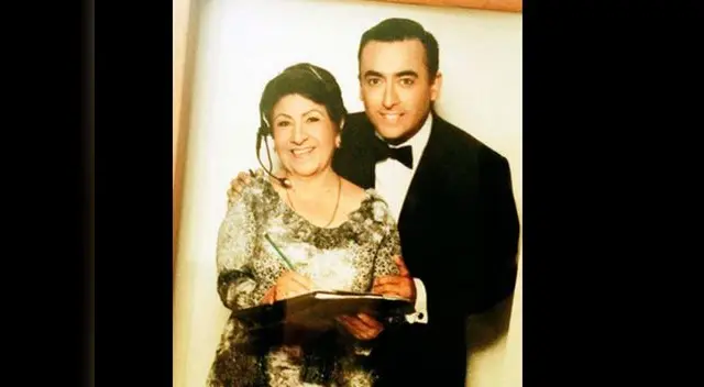 Junto a la autora de sus días