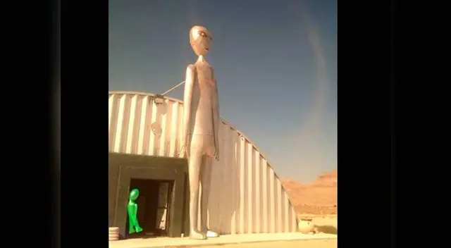 La entrada del Centro de Investigación de Alienígenas. La entrada del Centro de Investigación de Alienígenas.