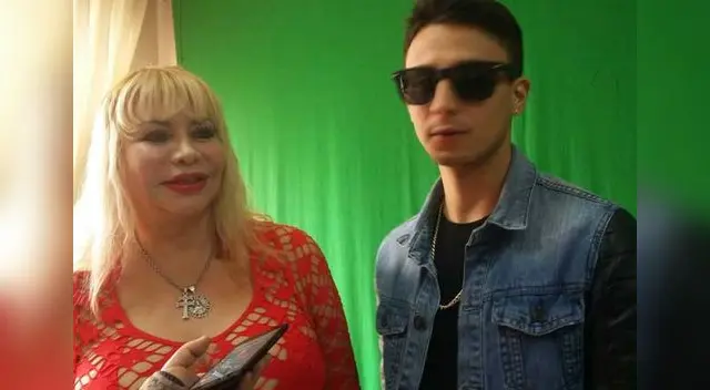 Con su nuevo ahijado. Con su nuevo ahijado.