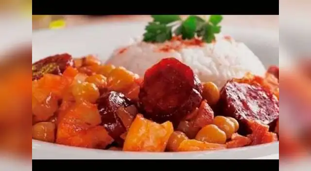 El secreto del chef: Sirva en un plato hondo con arroz.