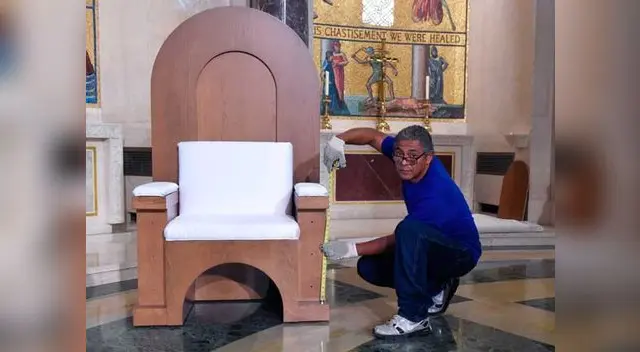 Peruano construye altar para Francisco.