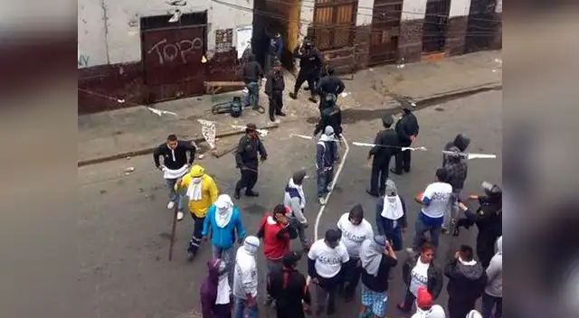 La policía tuvo que intervenir para dispersar a los revoltosos.