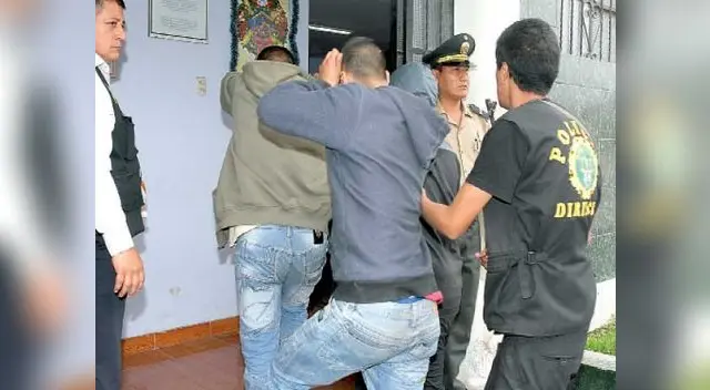 Recibían respuestas en celular y entre detenidos hay dos adolescentes.