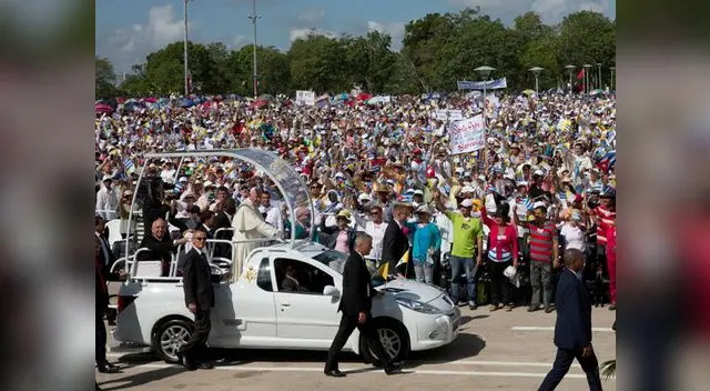 Papa saludó a multitud que lo esperaba y también besó a niños.
