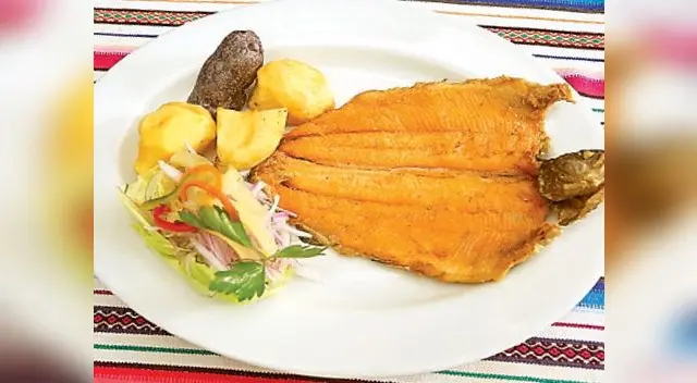 El secreto del chef: Disfrutar este exquisito plato de trucha frita con salsa criolla.