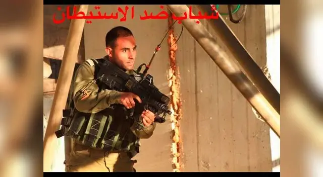 Soldado a punto de disparar a la joven.