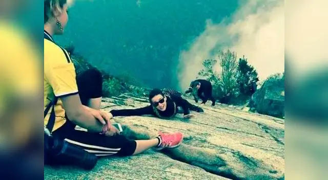 Katy Perry escala una roca en Machu Picchu. Katy Perry escala una roca en Machu Picchu.