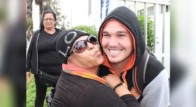 Hizo sonrojar a golero cuando le agarró varias veces la cara. Hizo sonrojar a golero cuando le agarró varias veces la cara.