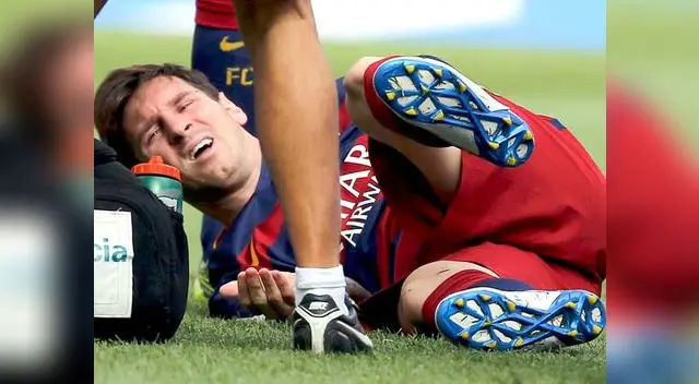 La Pulga se queja de dolor luego que no se pudo parar inmediatamente y comprobar que había sufrido una lesión, que lo sacó de la cancha apenas a los 9 minutos. La Pulga se queja de dolor luego que no se pudo parar inmediatamente y comprobar que había sufrido una lesión, que lo sacó de la cancha apenas a los 9 minutos.