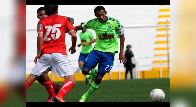 Lobatón hizo gala de su buen trato con el balón para hacer un golazo