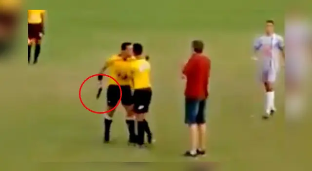 En Brasil no sacan tarjetas sino armas. En Brasil no sacan tarjetas sino armas.