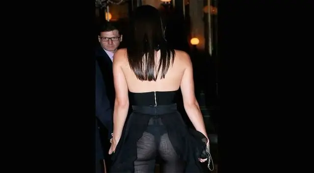 La modelo muestra su booty.