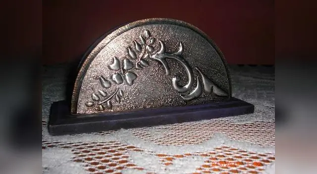 El repujado de aluminio es un trabajo de paciencia y detalles. El repujado de aluminio es un trabajo de paciencia y detalles.