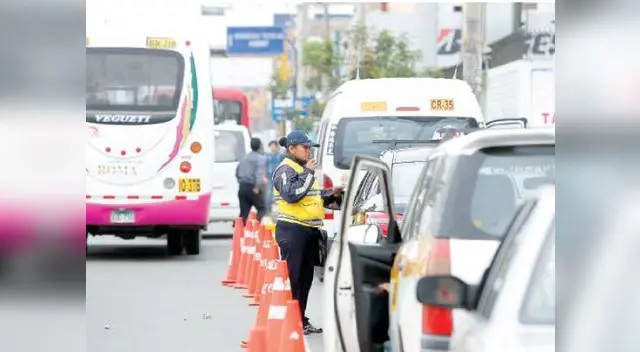 Contemplan el ingreso de más buses azules al eje vial. Contemplan el ingreso de más buses azules al eje vial.