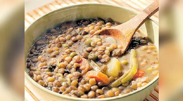 Personas con gastritis deben mezclar lentejas con lechuga sin brócoli.