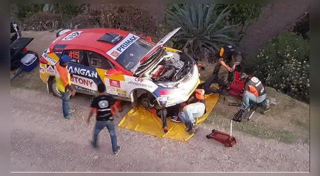 Equipo mecánico de Mario Hart trabaja para llegar a tiempo para la tercera etapa