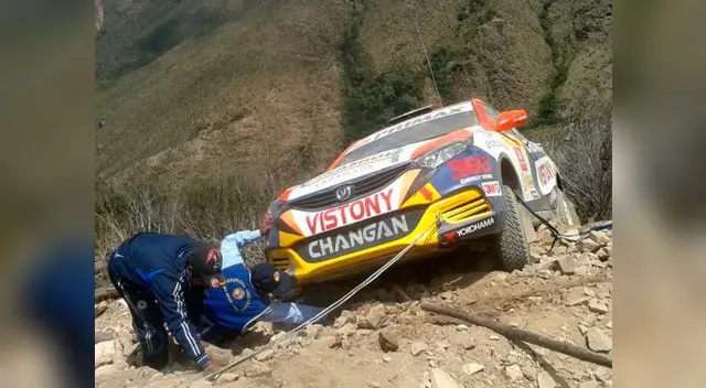Auto de combatiente se despistó y casi cae a un abismo. 