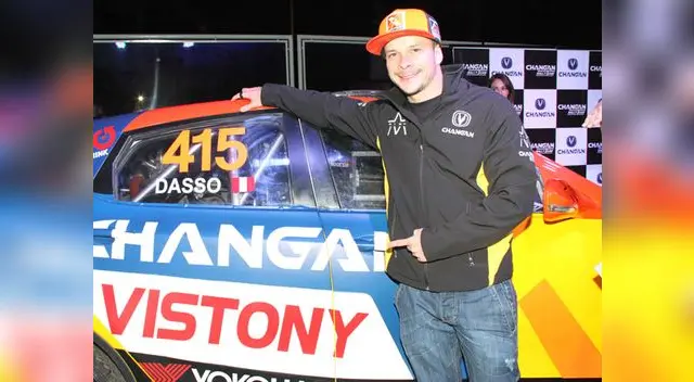 Auto de combatiente se despistó y casi cae a un abismo. 