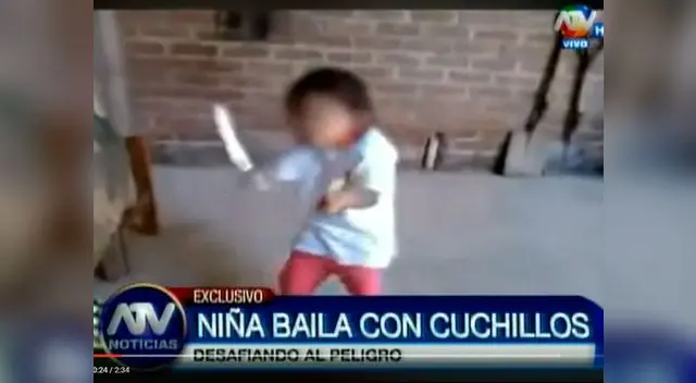 La menor golpea constantemente ambos cuchillos exponiendo su integridad.