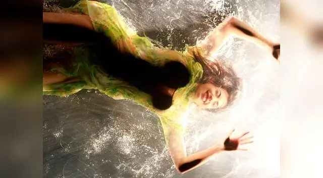 Con sensuales movimientos invocó al poder del agua