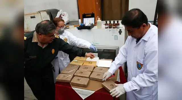 Droga se encontraba acondicionada entre la carrocería de los autos. 