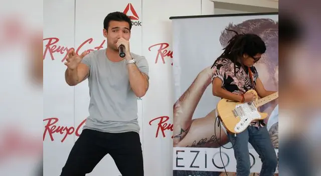 Cantante grita su amor por conductora.