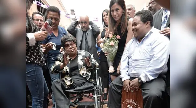 Reconocida cantante criolla recibió merecido homenaje. Reconocida cantante criolla recibió merecido homenaje.