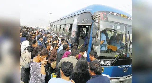 Largas colas se formaron para tomar los buses azules.