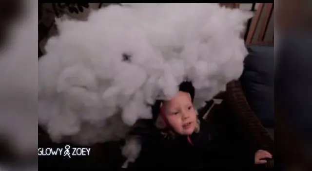 El traje inspirado en el fenómeno de El Niño es muy pesado para la pequeña Zoey.