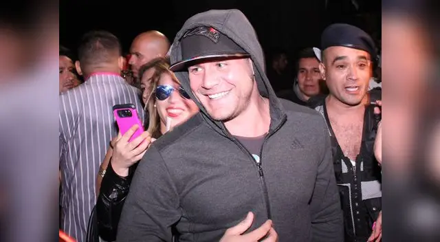 Le da su bendición Le da su bendición