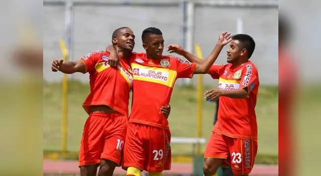 La celebración de Luis Perea con sus compañeros. Hizo un golazo.