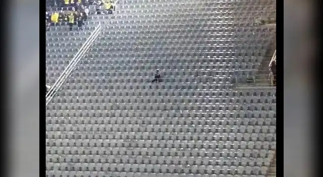 El hincha que viajó miles de kilómetros vio perder a su equipo. El hincha que viajó miles de kilómetros vio perder a su equipo.