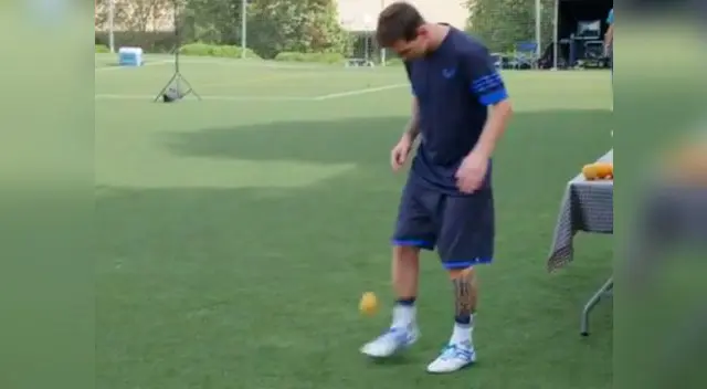 Messi no puede evitar el contacto con la 'redonda' Messi no puede evitar el contacto con la 'redonda'