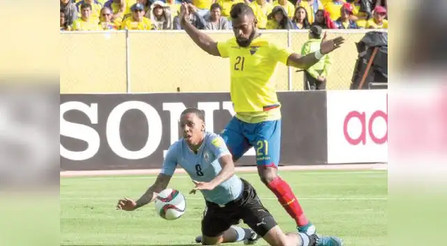 Chilier marca a hernández, que pierde el equilibrio. Chilier marca a hernández, que pierde el equilibrio.