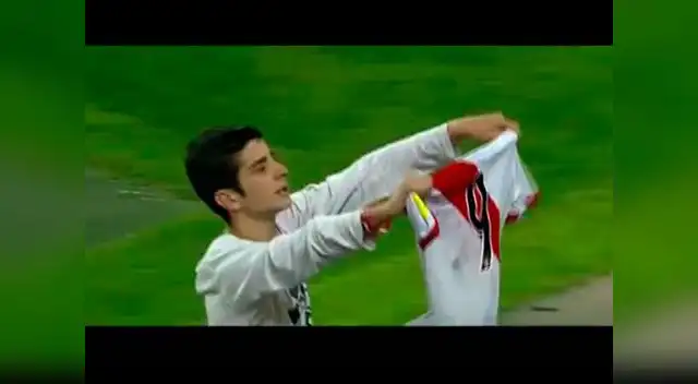 El chico sordomudo logró obtener la 'mica' de Paolo y la lució en el estadio. El chico sordomudo logró obtener la 'mica' de Paolo y la lució en el estadio.