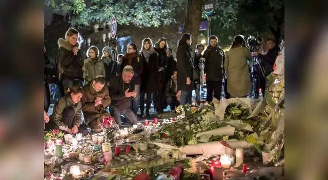Los parisinos rinden homenaje a las víctimas.