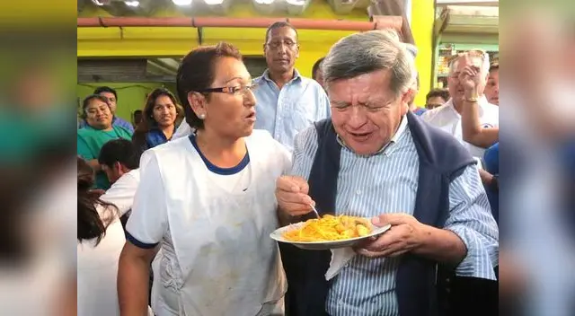 Le gusto probar exquisitos potajes.