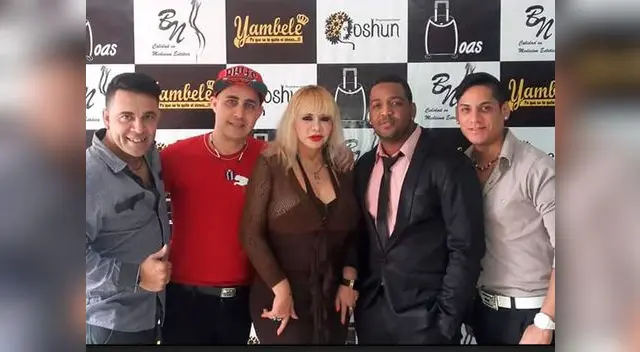 Ex vedette coquetea con músicos