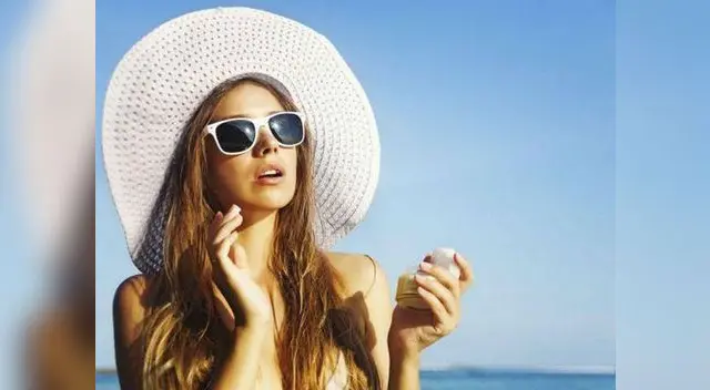 Los rayos de sol, el cloro y la sal del mar dañan el cabello.