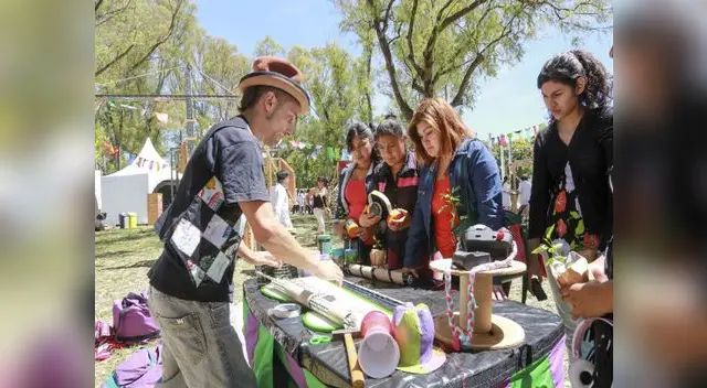 Una bolsa de plástico se demora en degradarse entre 150 a 600 años. Una bolsa de plástico se demora en degradarse entre 150 a 600 años.