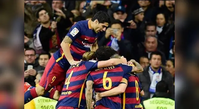 Barcelona celebra la victoria en el Santiago Bernabéu.